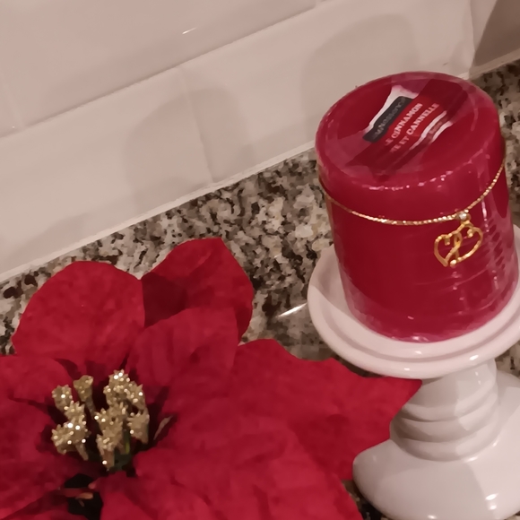 White Ceramic Holders & Red Scented Accent Candles Set NEW! - Picture 2 of 11